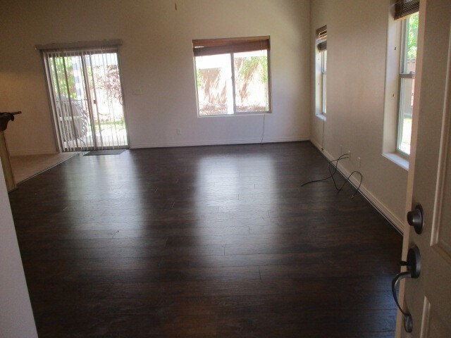 Building Photo - 3 Bedroom 2 bath Single Level - Single Family Home