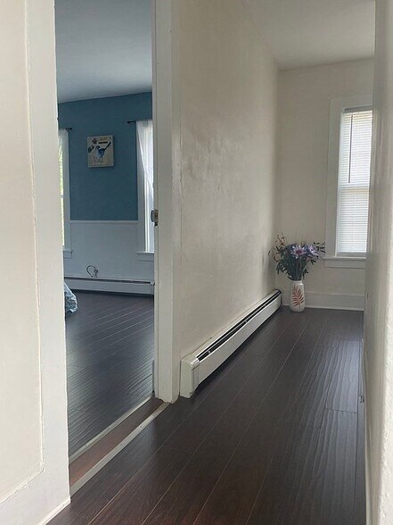 Building Photo - 27 Snell St