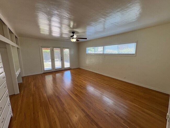 Building Photo - Visalia 2 Bed 2 Bath available now.