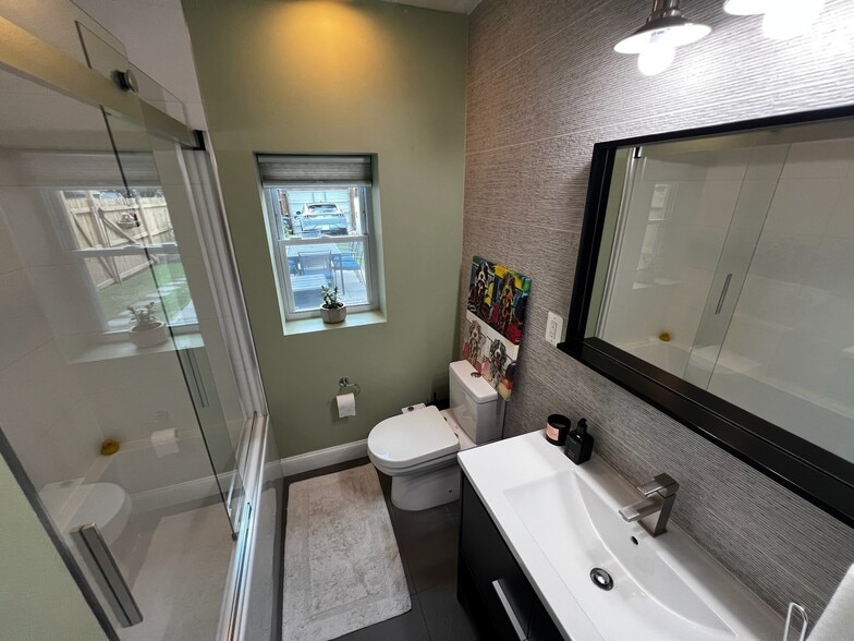 Full Bathroom with tub - 435 Ridge St NW