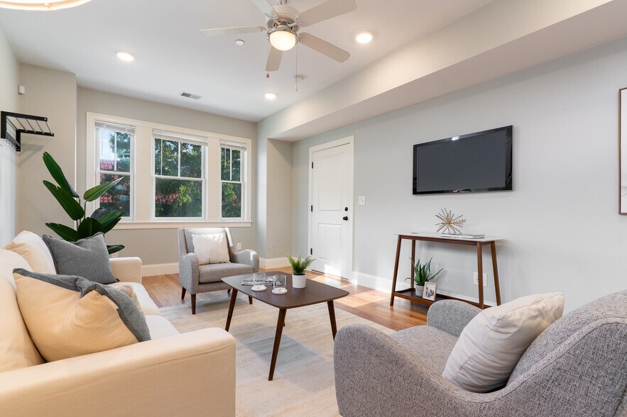 Building Photo - 2767 Washington St