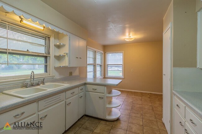 Building Photo - 1845 College Heights Rd