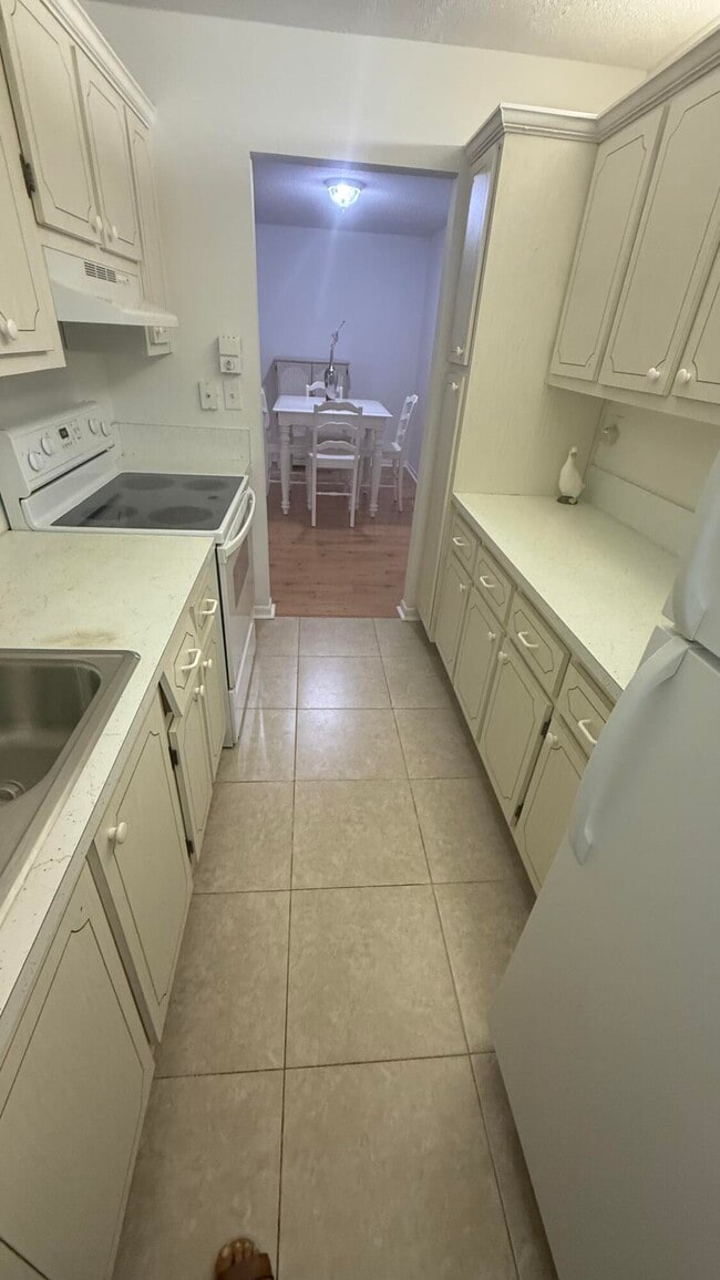 Building Photo - 275 N High Point