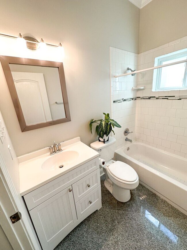 Building Photo - Uptown Rental: 2BR Duplex with Parking & Yard