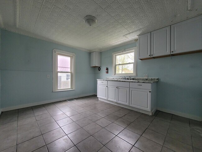 Building Photo - 426 Standish St