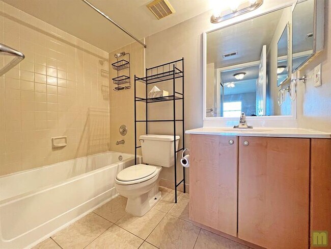 Building Photo - 2811 N Oakland Forest Dr