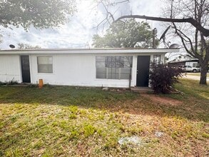 Building Photo - 105 Lake Breeze Dr