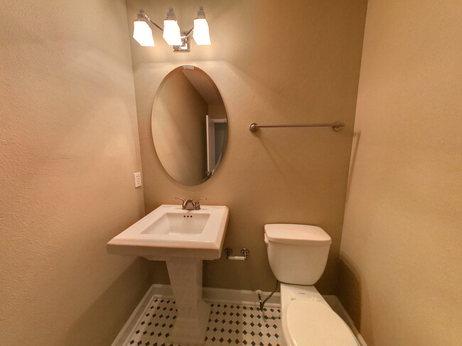 Building Photo - Gorgeous 1 bedroom 1.5 bathroom condo with...