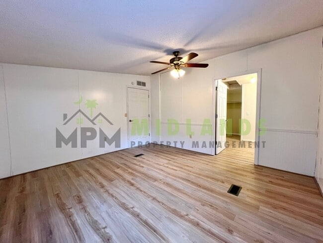 Building Photo - 373 McLee Rd