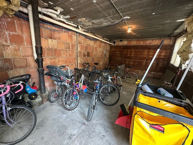 Building Photo - 7425 N Sheridan Rd