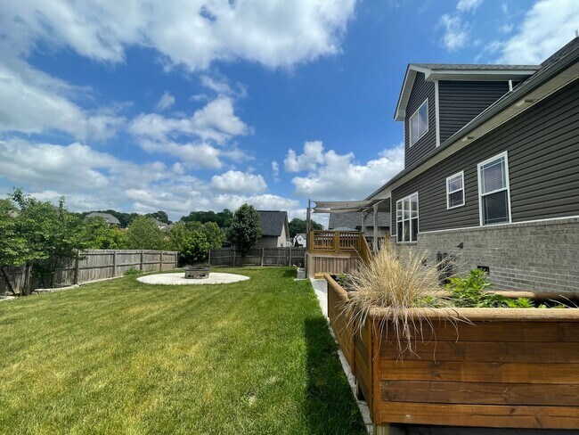 Building Photo - 5 Bedroom 3 1/2 Bath Home For Rent!