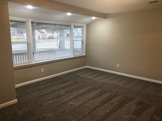 Building Photo - 2 Bedroom Ranch