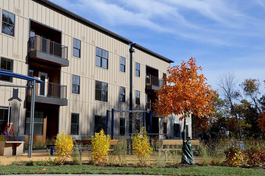 Building Photo - Golden Hill