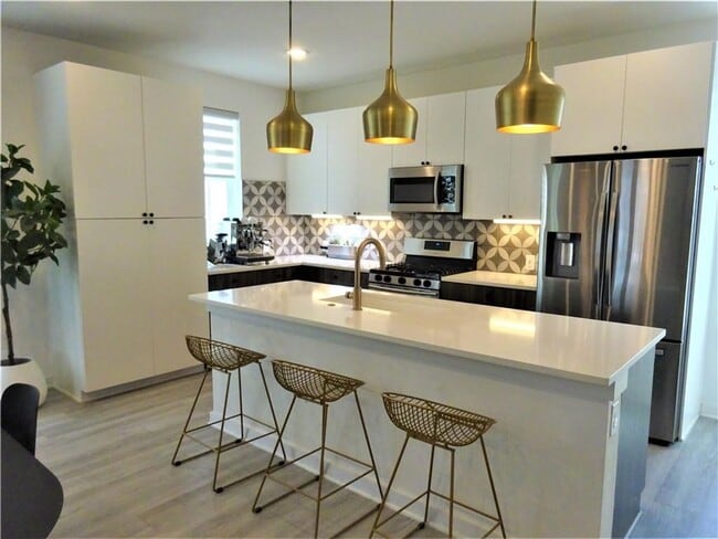 Building Photo - Gorgeous Condo in Desirable East Austin Lo...