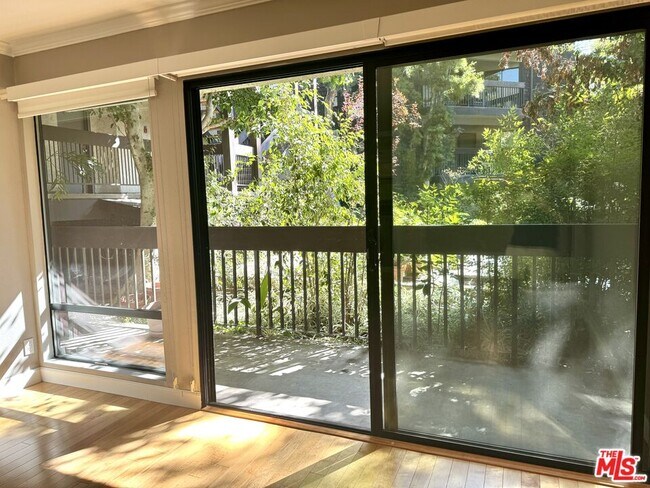 Building Photo - 950 Kings Rd