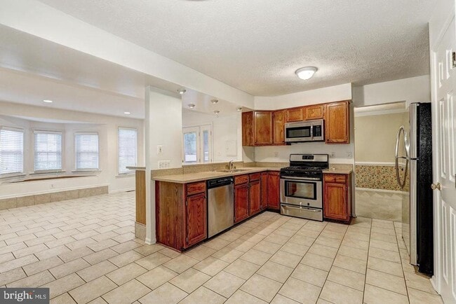 Building Photo - 6263 Woodcrest Dr