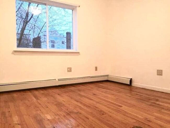 Building Photo - 4334 Baychester Ave