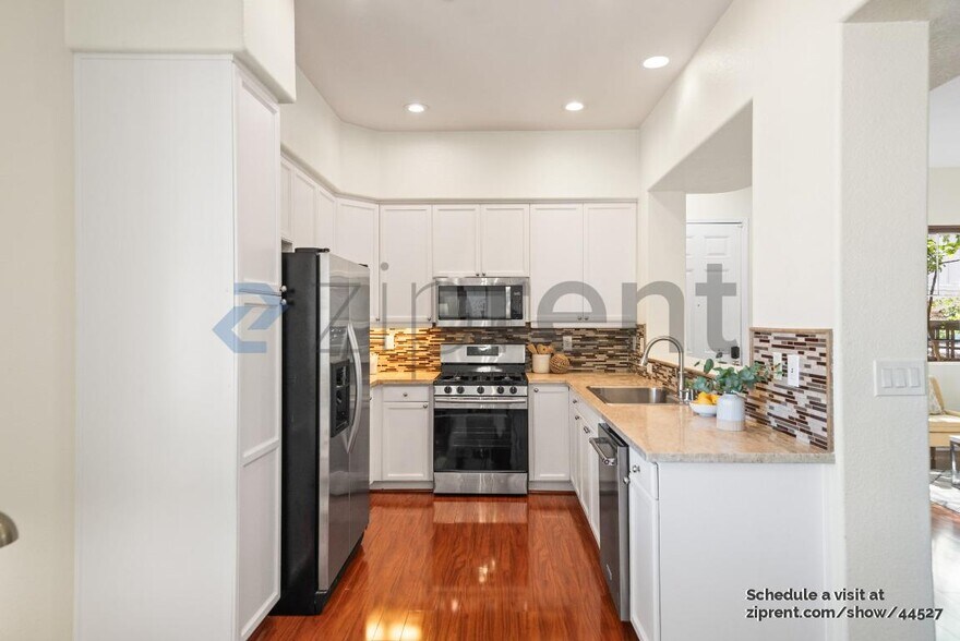 Building Photo - 896 Towne Dr
