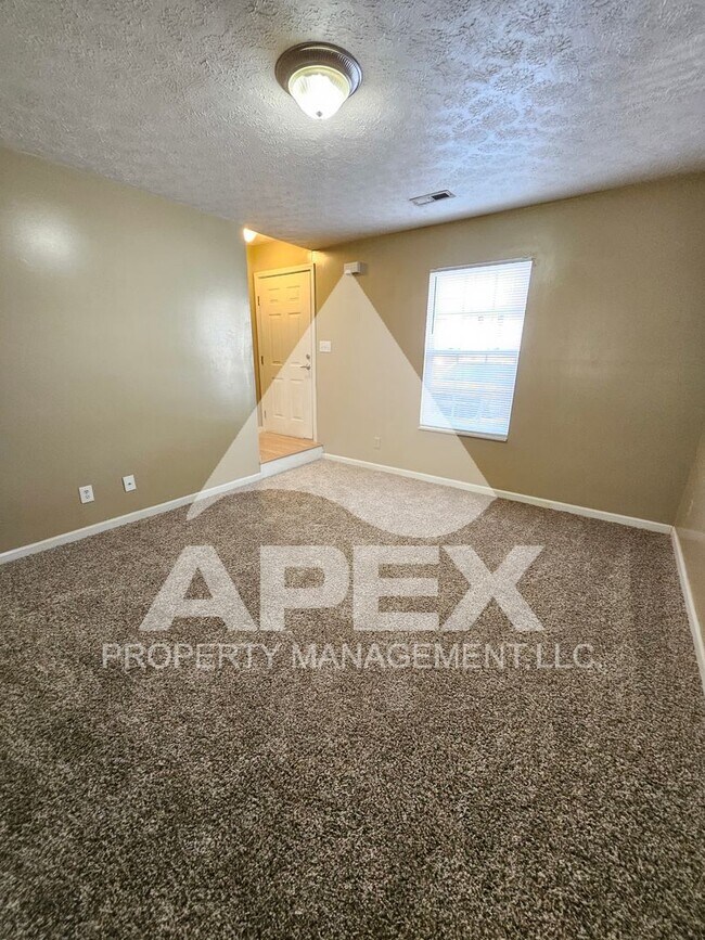 Building Photo - MOVE-IN SPECIAL,NO RENT TIL JUNE 1ST! - Nice 2 Bd | 1.5 Ba Townhouse in West Knox Condo Community!