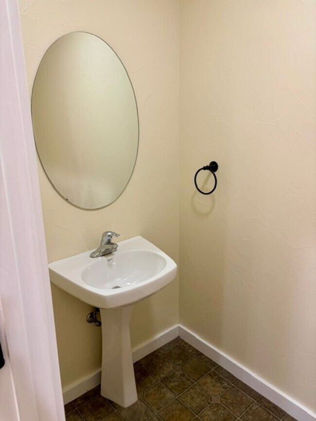 Building Photo - 3 Bedroom, 2.5 Bathroom Townhouse with Fireplace