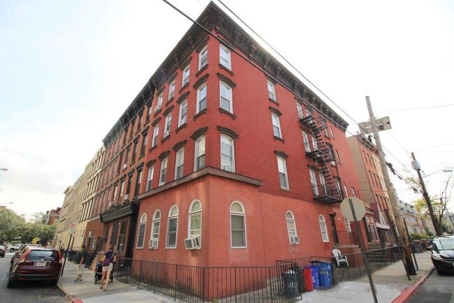 Building Photo - 415 1st St