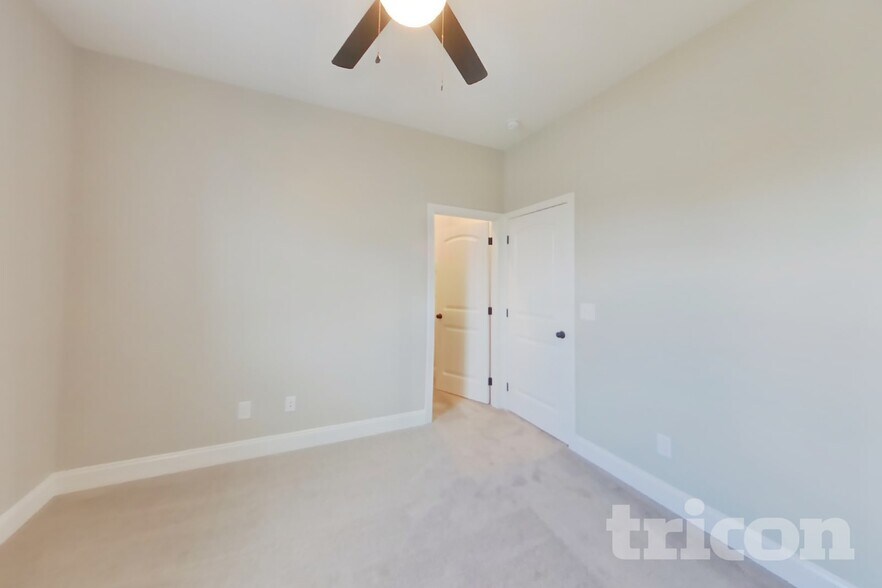 Building Photo - 492 Woodtrace Dr
