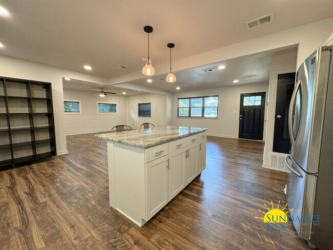 Building Photo - Fully renovated 3 Bedroom Home in Fort Wal...
