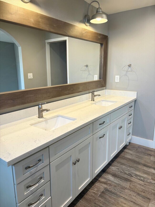 Building Photo - **STUNNING 3 BEDROOM/2 BATHROOM FULLY RENO...