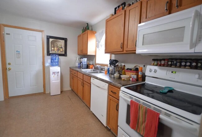 Building Photo - Beautiful 4 bedroom home