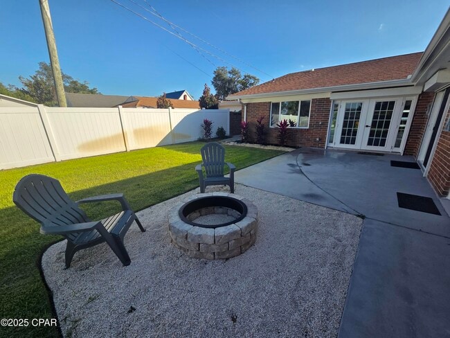 Building Photo - 920 W Beach Dr