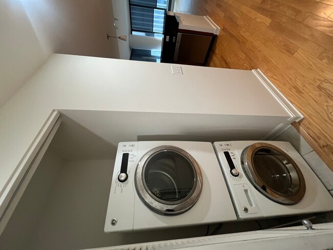 Building Photo - 60 E Monroe St