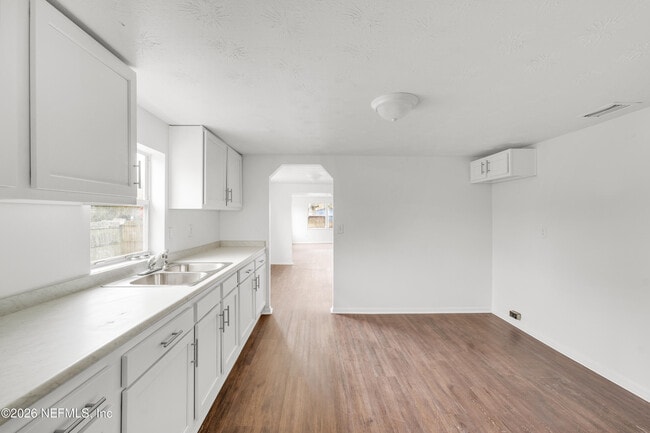 Building Photo - 3035 Lucoma Dr