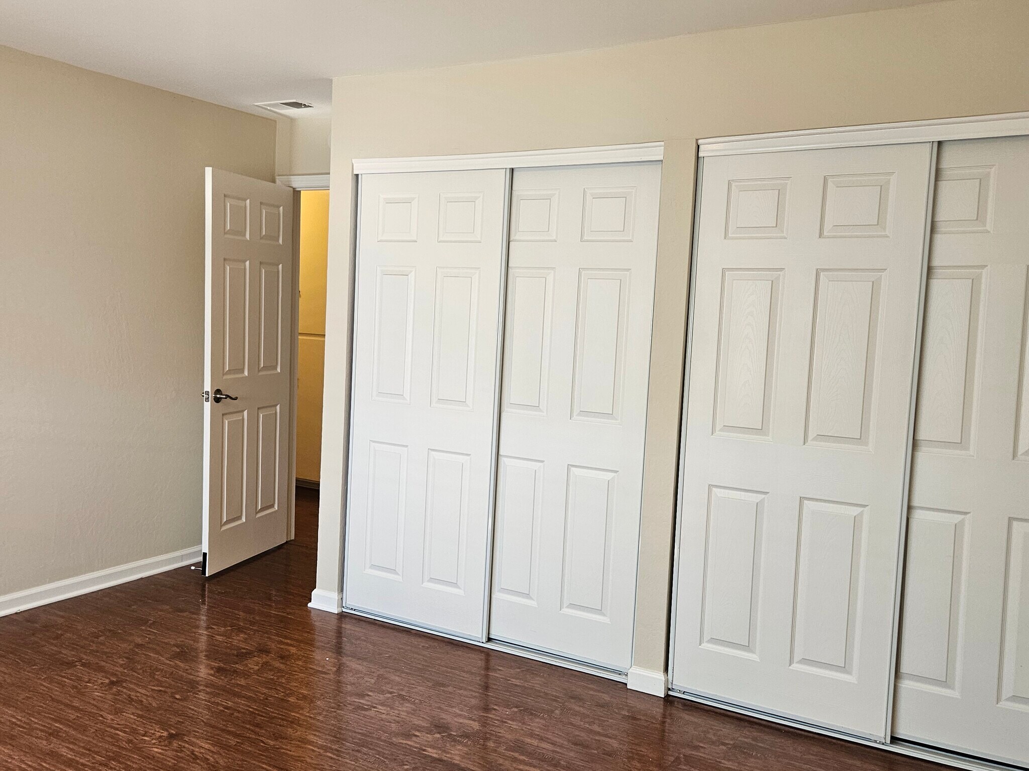 Main bedroom - 874 Castlewood Dr
