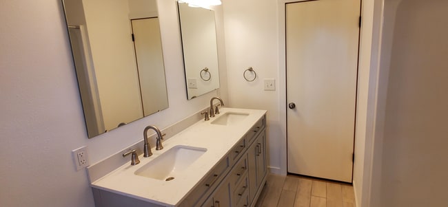 Bath - 715 Dutton St
