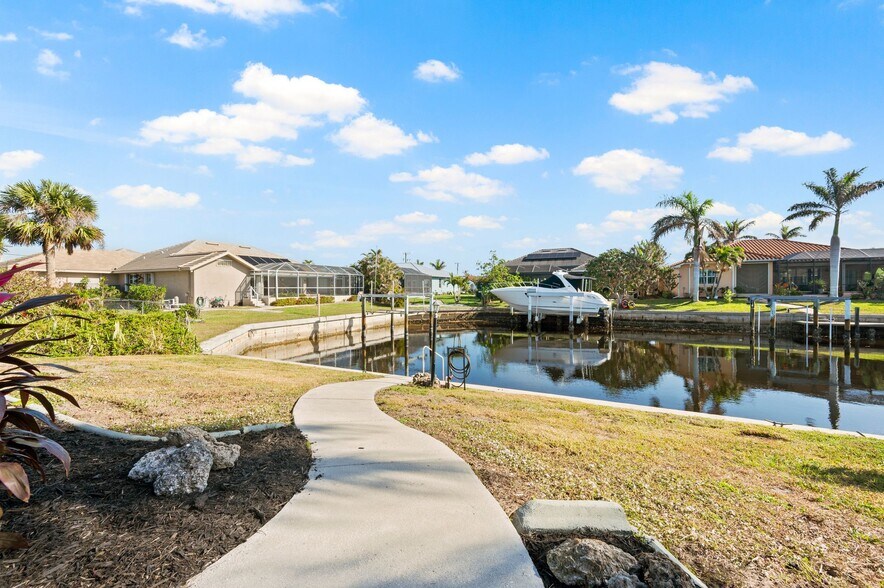 Building Photo - 210 Divinci Dr