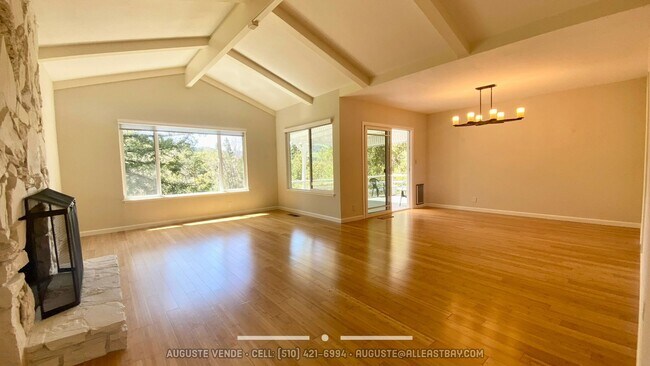Building Photo - Lovely and RARE 3/2 single level home in O...