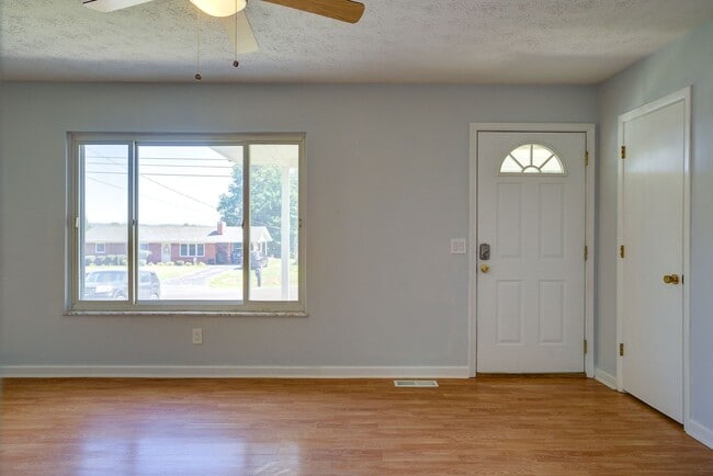 Building Photo - Very nice 4 bed 3 and a half bath home close to Boone Lake