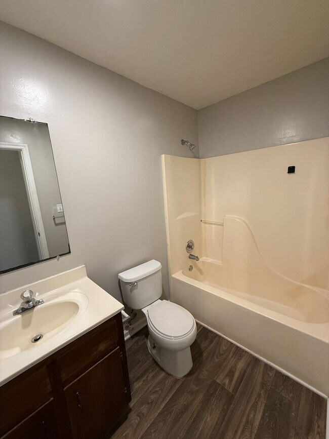 Building Photo - Cozy 2BR/1BA Duplex Near UGA – Comfort & Convenience in East Athens