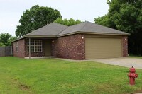Building Photo - Charming 3 Bed / 2 Bath Home in Coweta – Spacious Lot + Creek Access!