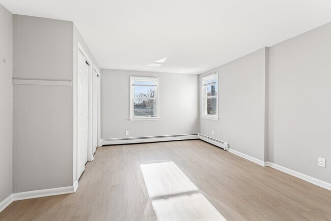 Building Photo - 145 Pleasant Valley Way