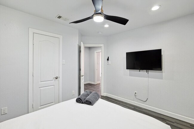 Building Photo - 521 E Robin Ct