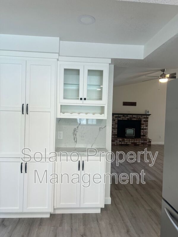 Building Photo - 142 Hillview Dr