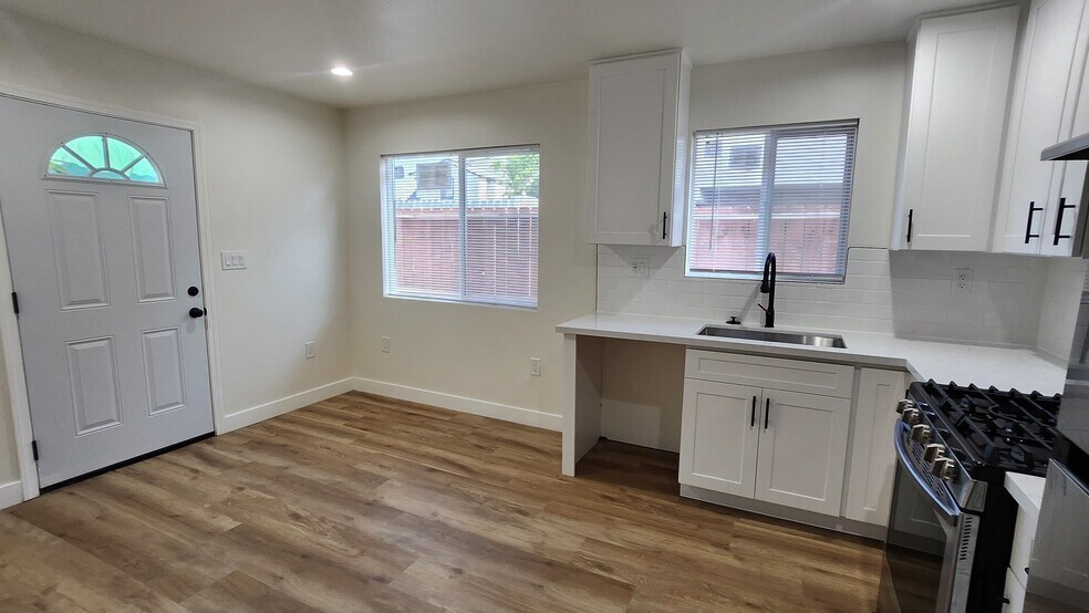 Building Photo - 208 E 84th St