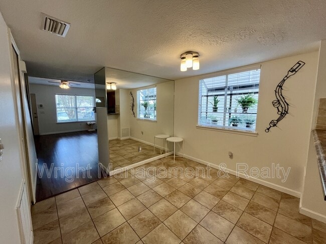 Building Photo - 7618 Colonial Ct