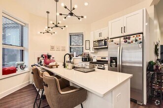 Building Photo - 5 bedroom in Chicago IL 60613