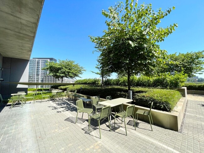 Building Photo - Spacious Vista Pearl Condo with Bonus Den,...