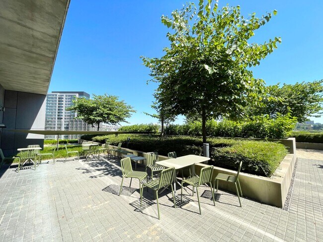 Building Photo - Spacious Vista Pearl Condo with Bonus Den, Stunning Views and Fabulous Amenities