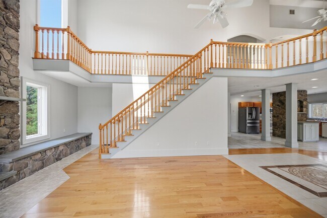 Building Photo - 564 Main St