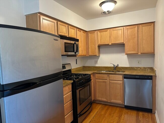 Building Photo - 1415 W Lunt Ave