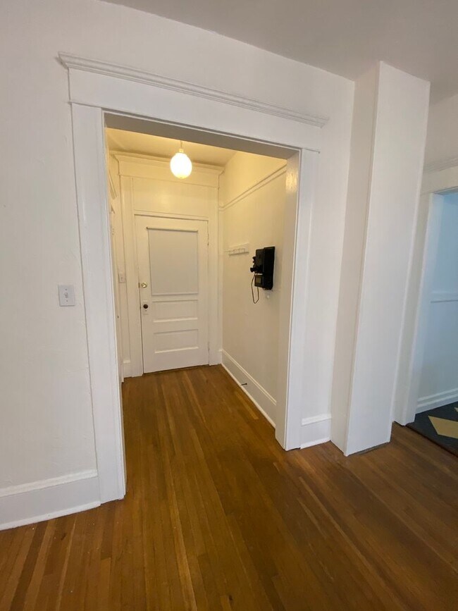 Building Photo - Top floor 1 BR with LOTS of natural light in trendy NW 23rd District!